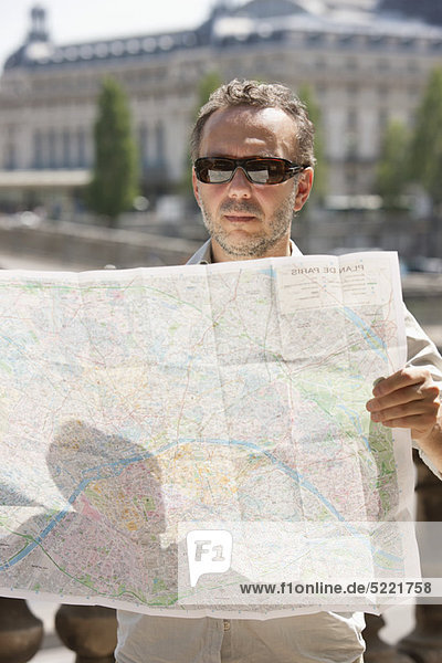 Man reading a map  Terrasse De l'Orangerie  Jardin des Tuileries  Paris  Ile-de-France  France