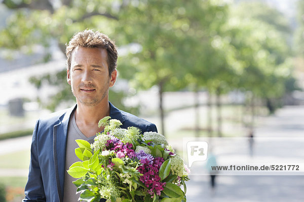 Mann mit Blumenstrauß  Paris  Ile-de-France  Frankreich