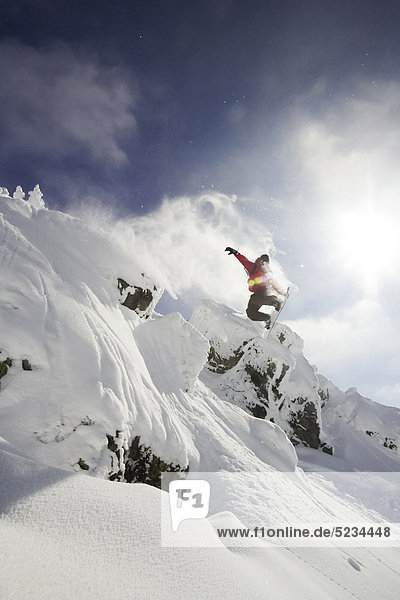 Snowboarder beim Sprung