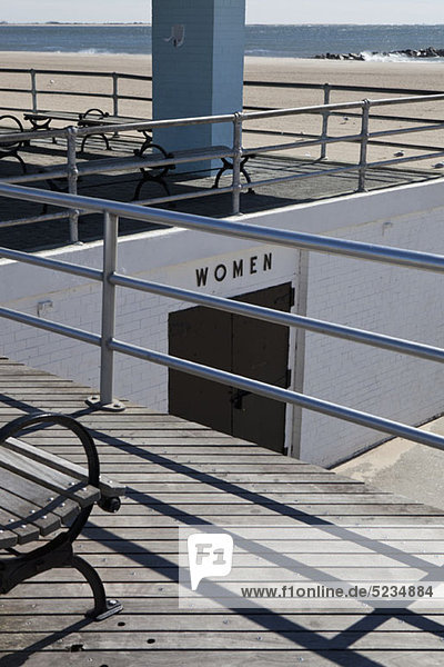 Eine öffentliche Damentoilette am Strand von Coney Island  USA