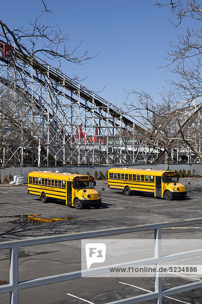 Zwei leere Schulbusse auf einem verlassenen Parkplatz  Coney Island  USA