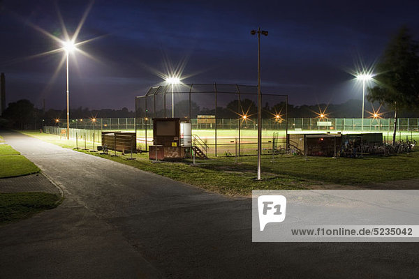 Ein Baseballfeld bei Nacht  lange Belichtung