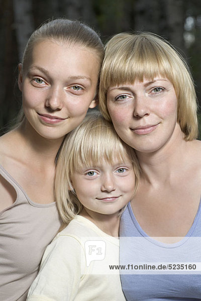 Eine Mutter und ihre beiden Töchter  Porträt