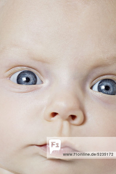 Ein Baby sieht konzentriert aus