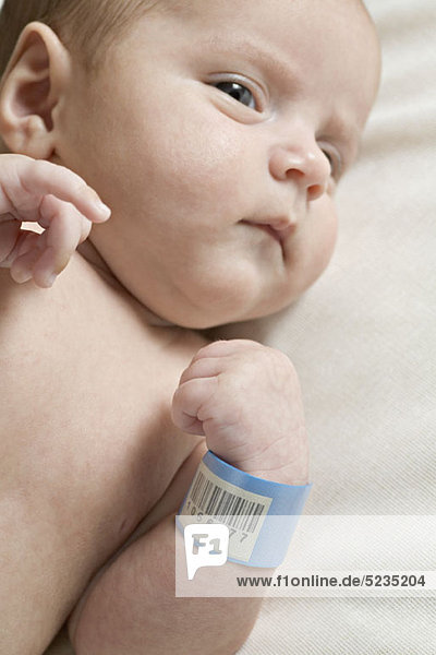 Ein Baby mit einem Krankenhaus-Ausweis-Armband