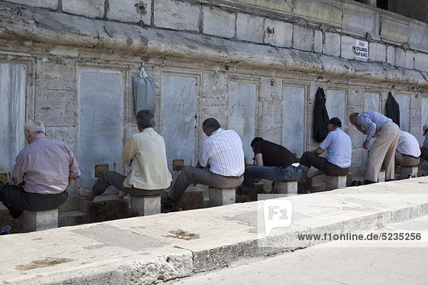 Muslimische Männer waschen ihre Füße  bevor sie in der Neuen Moschee  Istanbul  Türkei beten.