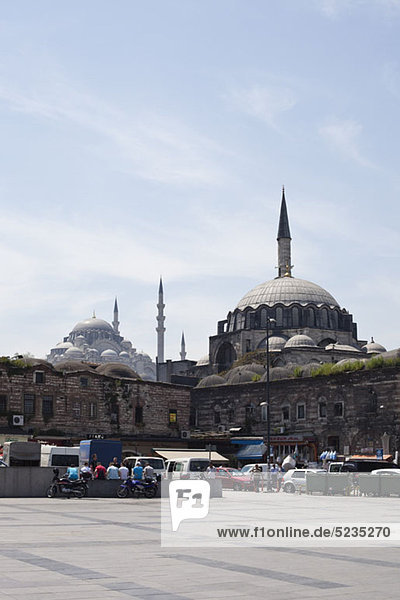 Die Rustem Pasha Moschee mit der Suleymaniye Moschee im Hintergrund  Istanbul  Türkei