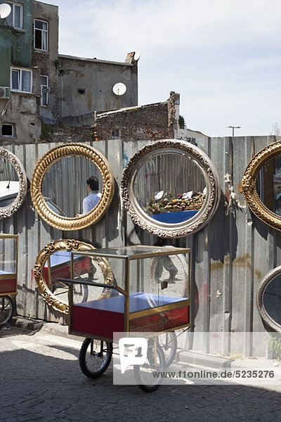 Schubkarren und Spiegel am Zaun zu verkaufen  Istanbul  Türkei