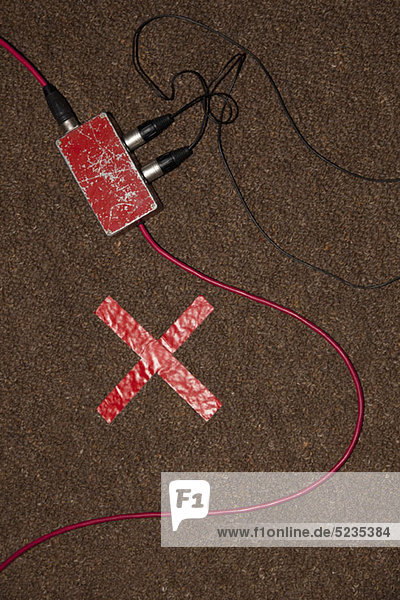Band  Kabel und Adapter auf dem Boden eines Tonstudios