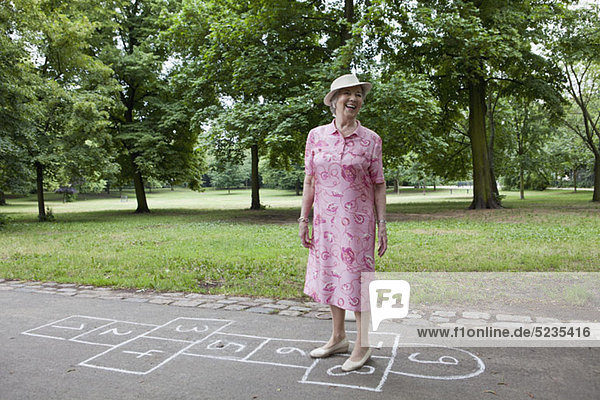 Frau stehend auf Hopfenmarmor-Markierungen