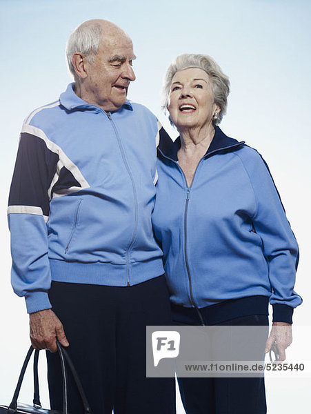 Seniorenpaar in sportlichen Trainingsanzügen
