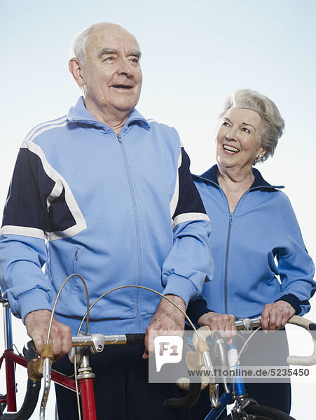 Senior Paar in Sportbekleidung mit Fahrrädern