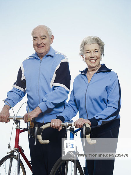 Senior Mann und Frau lächelnd mit Rennfahrrädern