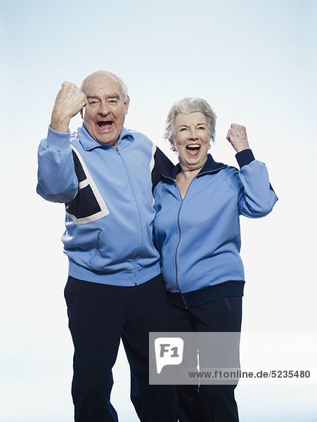 Senior Mann und Frau in Sportbekleidung jubeln