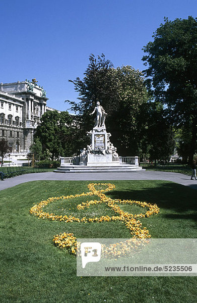 Österreich  Wien  Mozart-Statue im Burggarten und ein blumiger Violinschlüssel im Vordergrund