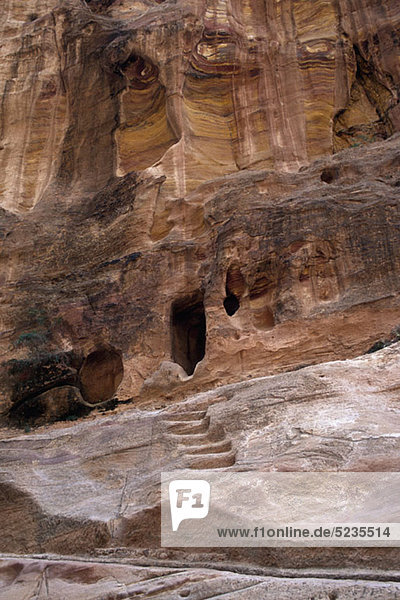 Mittlerer Osten  Jordanien  Petra  Außenansicht der Höhle an der Steilküste und skulptierte Treppenstufen