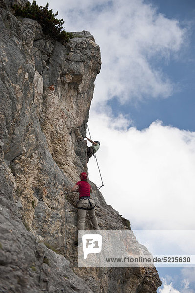 Zwei Personen klettern am Wetterstein  Tirol  Österreich