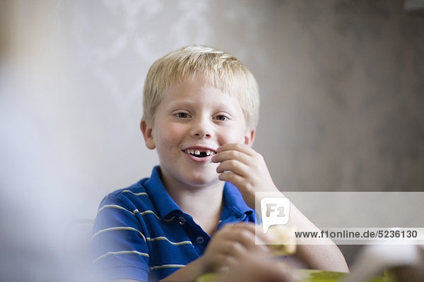 Abendessen  Junge - Person  essen  essend  isst  Tisch