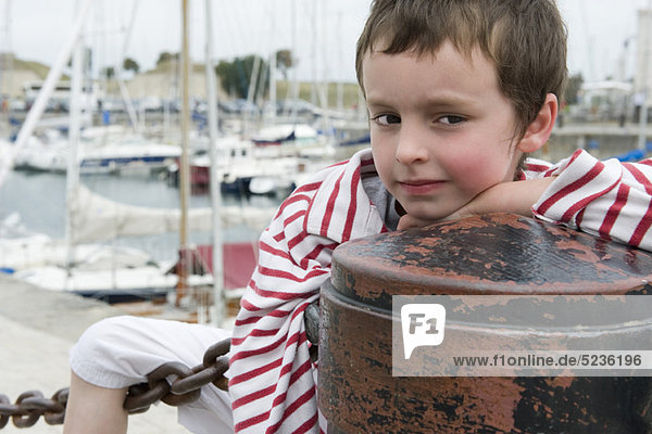 Kleiner Junge im Yachthafen  Portrait
