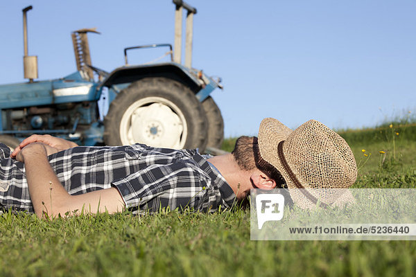 Mann über Hut schlafen Feld