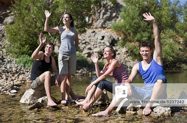 Jugendlicher  Felsen  Fluss  winken