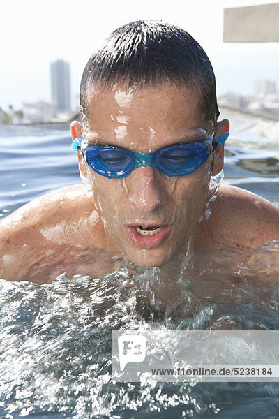 Mann Schutzbrille Schwimmbad Kleidung