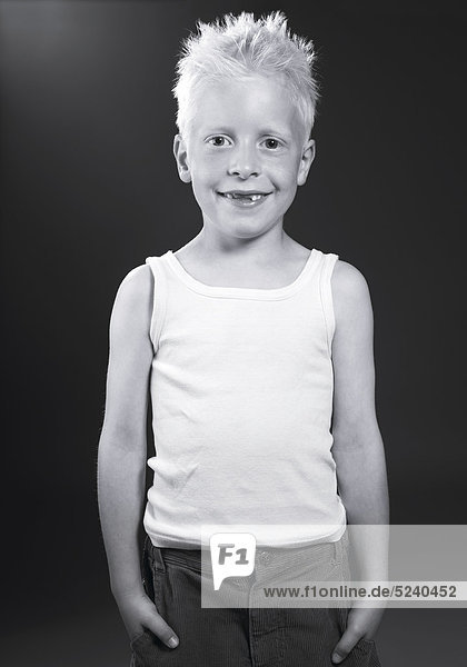 Kleiner Junge in Unterhemd  Halbporträt  s/w