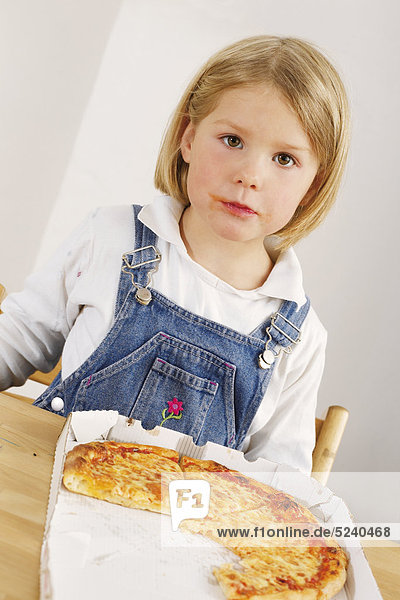 Kleines Mädchen mit Pizza