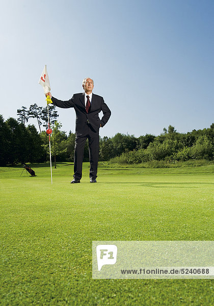 Älterer Manager auf Golfplatz