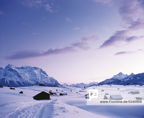 Winterlich verschneite Gebirgslandschaft  Abendstimmung  Karwendel  Bayern