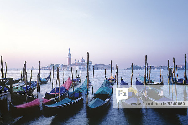 Venedig  leere Gondeln  San Giorgio Maggiore  Morgenstimmung