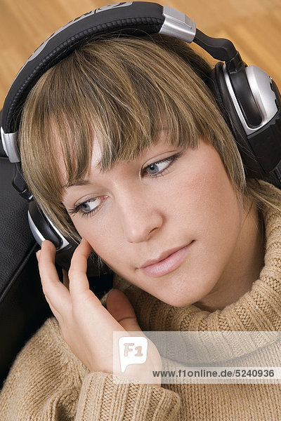 Frau hört mit Kopfhörern Musik  Porträt