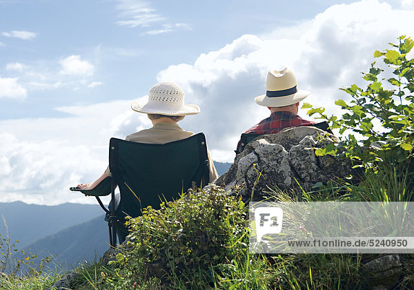 Seniorenpaar  sitzen auf Berg  betrachten die Aussicht