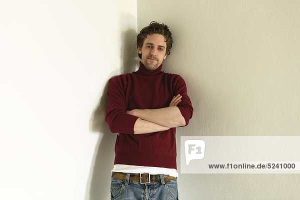 Mittlerer Erwachsener Mann an der Wand lehnend  Portrait