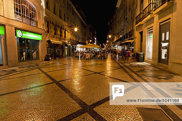 Europa  Portugal  Lissabon  Baixa  Blick auf die Rua Augusta Straße mit Fußgänger- und Einkaufsmeile bei Nacht