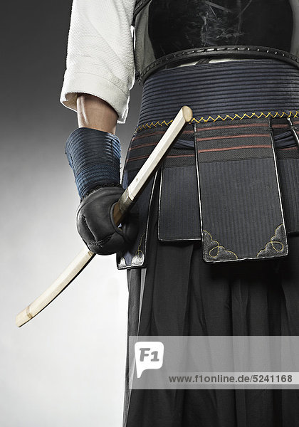 Kendo-Kämpfer in Schutzkleidung  mit Samurai-Schwert  Detail
