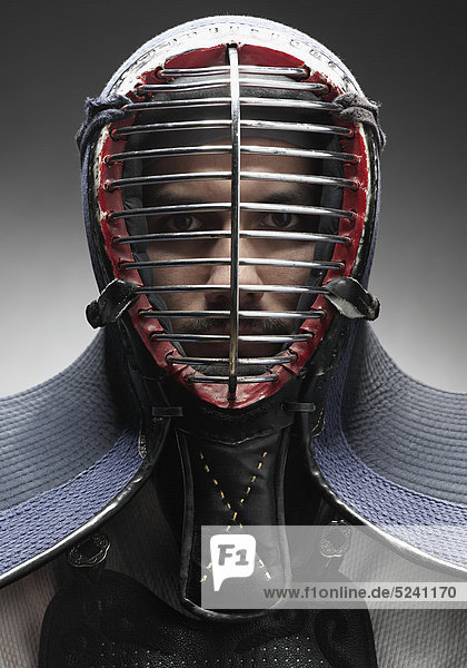 Kendo-Kämpfer mit Schutzmaske  Porträt
