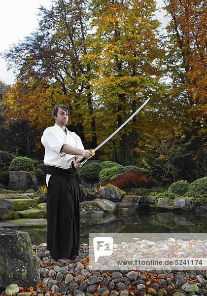 Samurai-Kämpfer in japanischem Garten