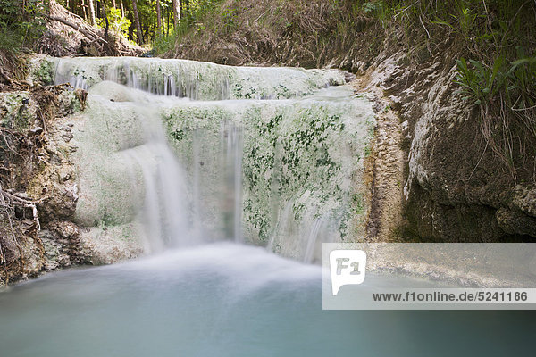 Italien,  Toskana,  Bagni San Filippo,  Blick auf den Wasserfall auf Sinterterrassen