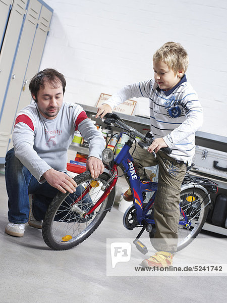 Vater und Sohn haben Fahrrad repariert  testen es