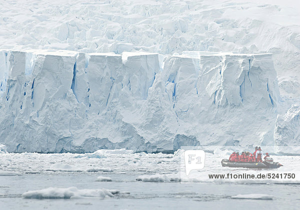 Antarktis  Schlauchboot vor Gletscherkante