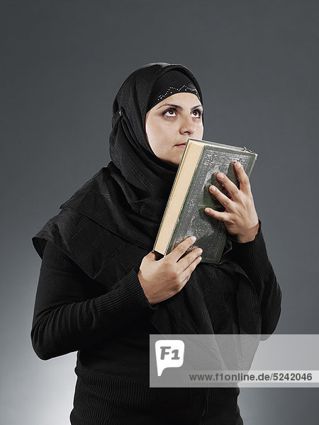 Muslimische Frau mit Koran