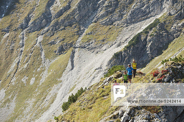 Österreich  Kleinwalsertal  Wandergruppe auf felsigem Bergweg