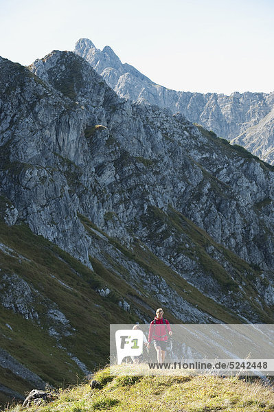 Österreich  Kleinwalsertal  Mann und Frau wandern auf dem Bergweg