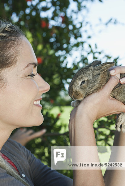 Italien  Toskana  Junge Frau mit Kaninchen  Nahaufnahme
