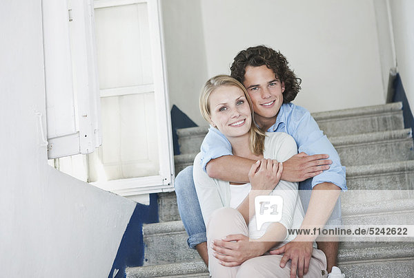 Italien  Toskana  Junges Paar auf der Treppe des Hotels sitzend  Portrait