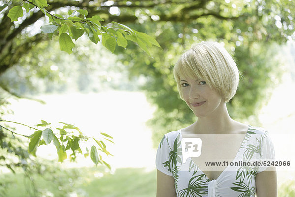 Junge Frau im Park  Portrait  lächelnd