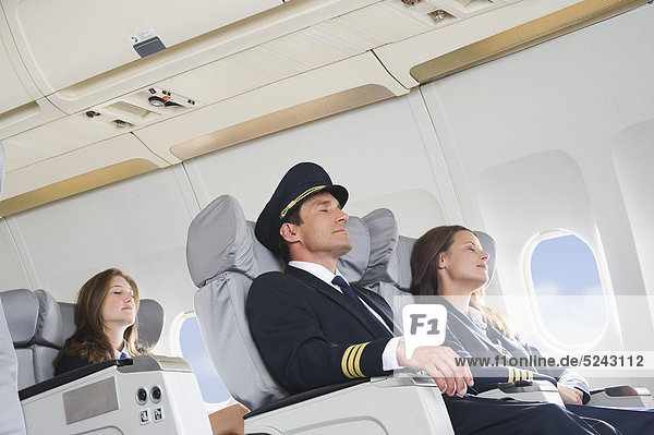 Deutschland  Bayern  München  Mid Adult Flight Personal und Stewardess in der Business Class Kabine