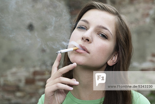 Nahaufnahme einer rauchenden jungen Frau  Portrait