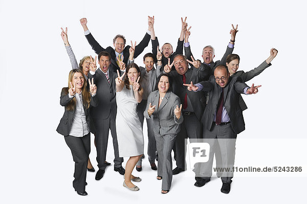 Große Gruppe von Geschäftsleuten mit Siegeszeichen auf weißem Hintergrund